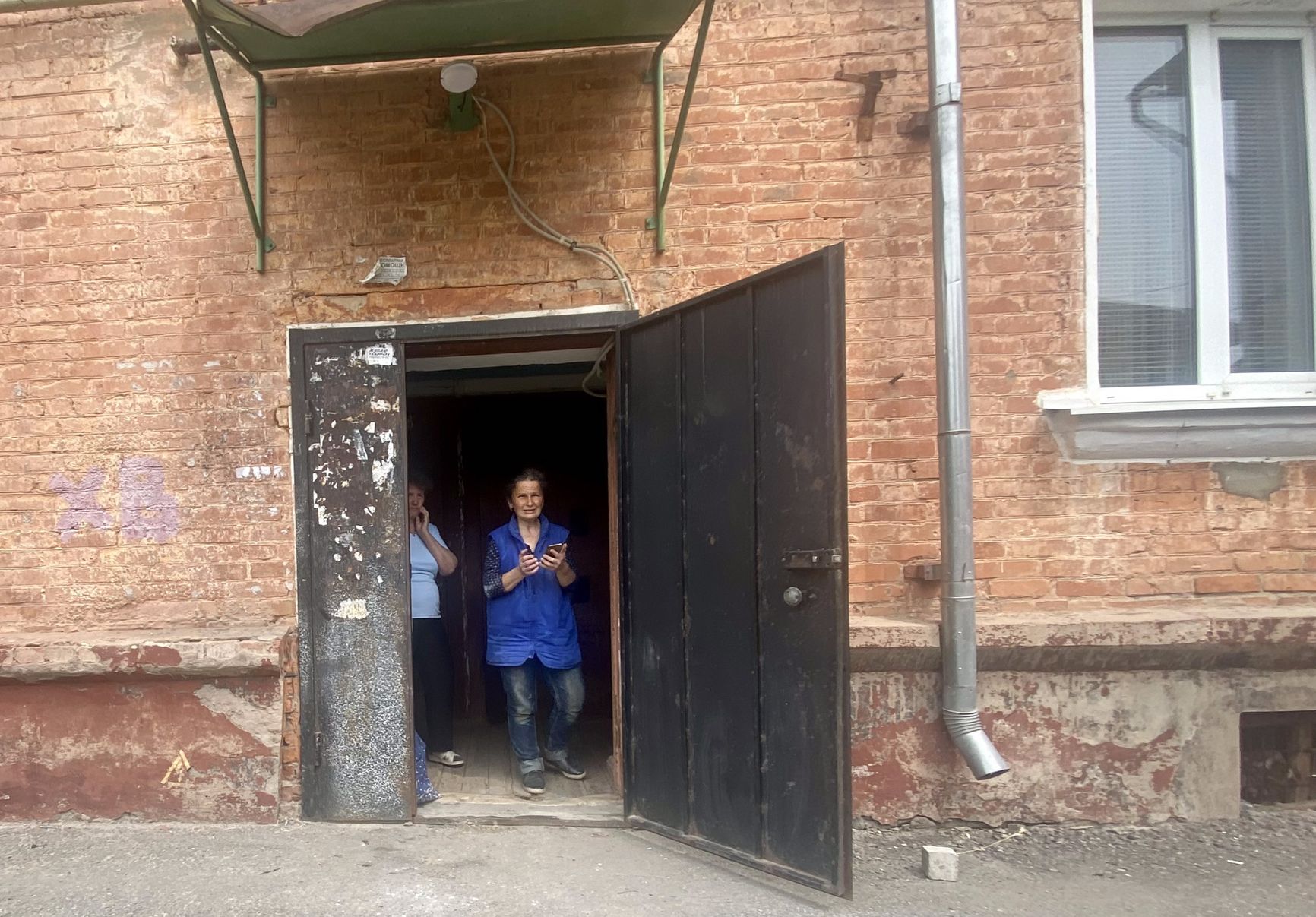 Жители укрываются в подъезде в Шебекино