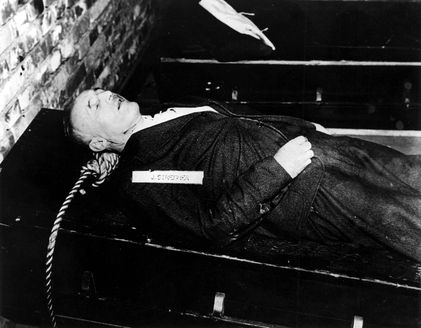 Тело Юлиуса Штрейхера после повешения, 16 октября 1946 года