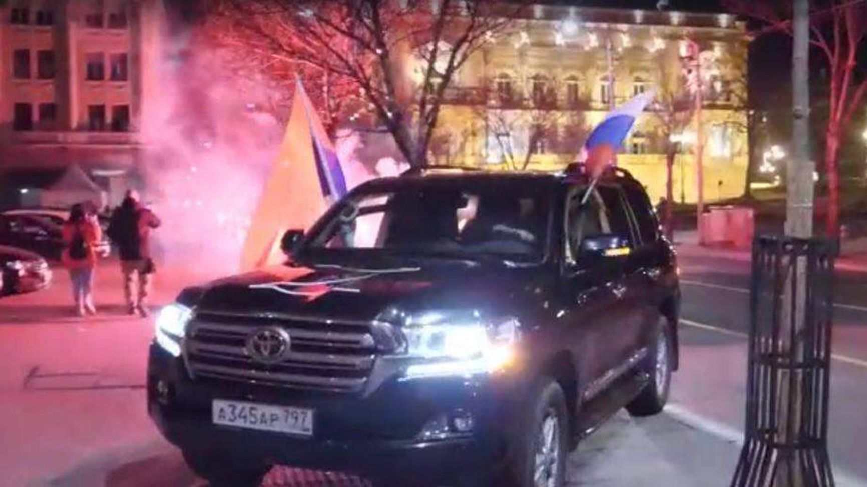 Миша Вацич привез подписи за свое выдвижение на машине с российскими номерами и флагом и буквами Z