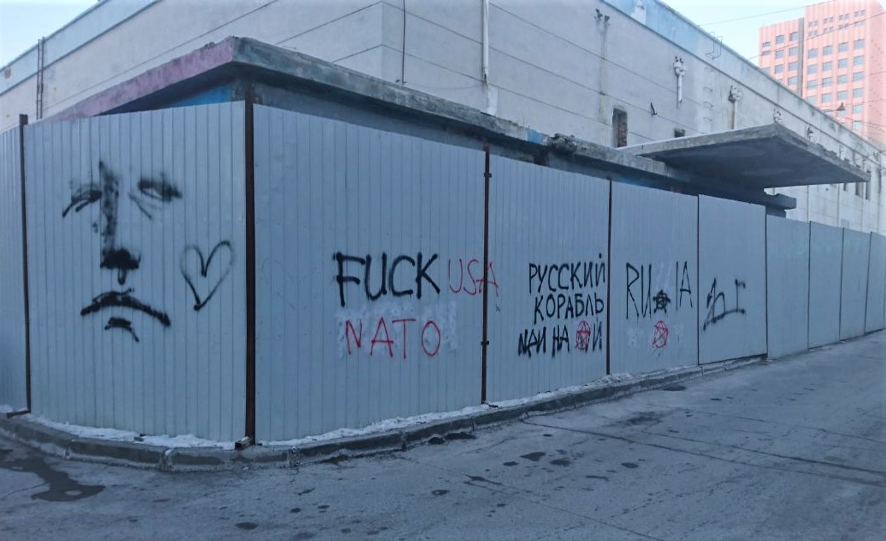 Надписи против Путина и войны в центре Улан-Батора. Фамилия «Путин» была закрашена