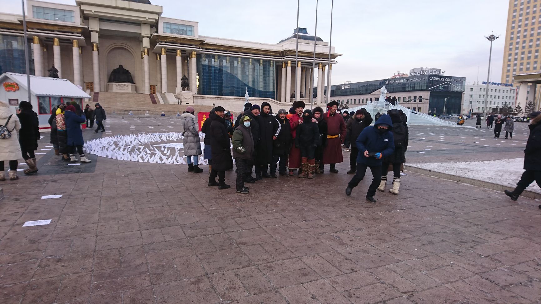 Протестующие на площади Улан-Батора у Дворца правительства, январь 2023 года