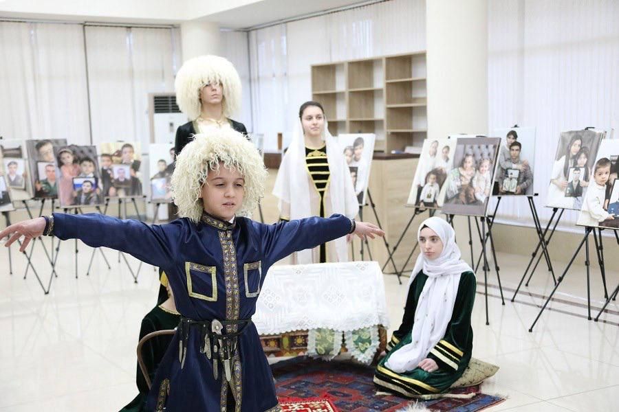 Дагестанские школьники танцуют лезгинку