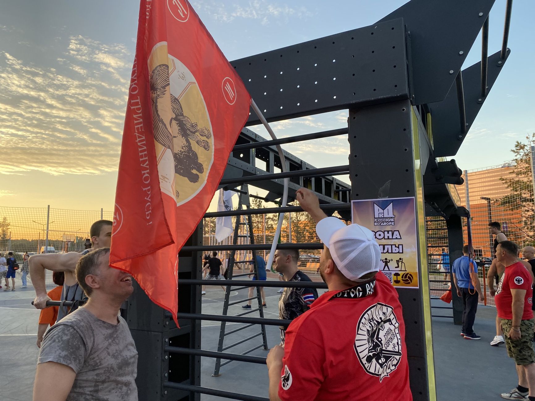 Активисты «Сорок сороков» вывешивают флаги в Химках