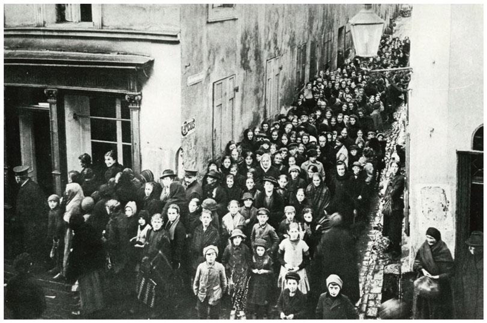 Berliners lining to buy food, 1916/1917