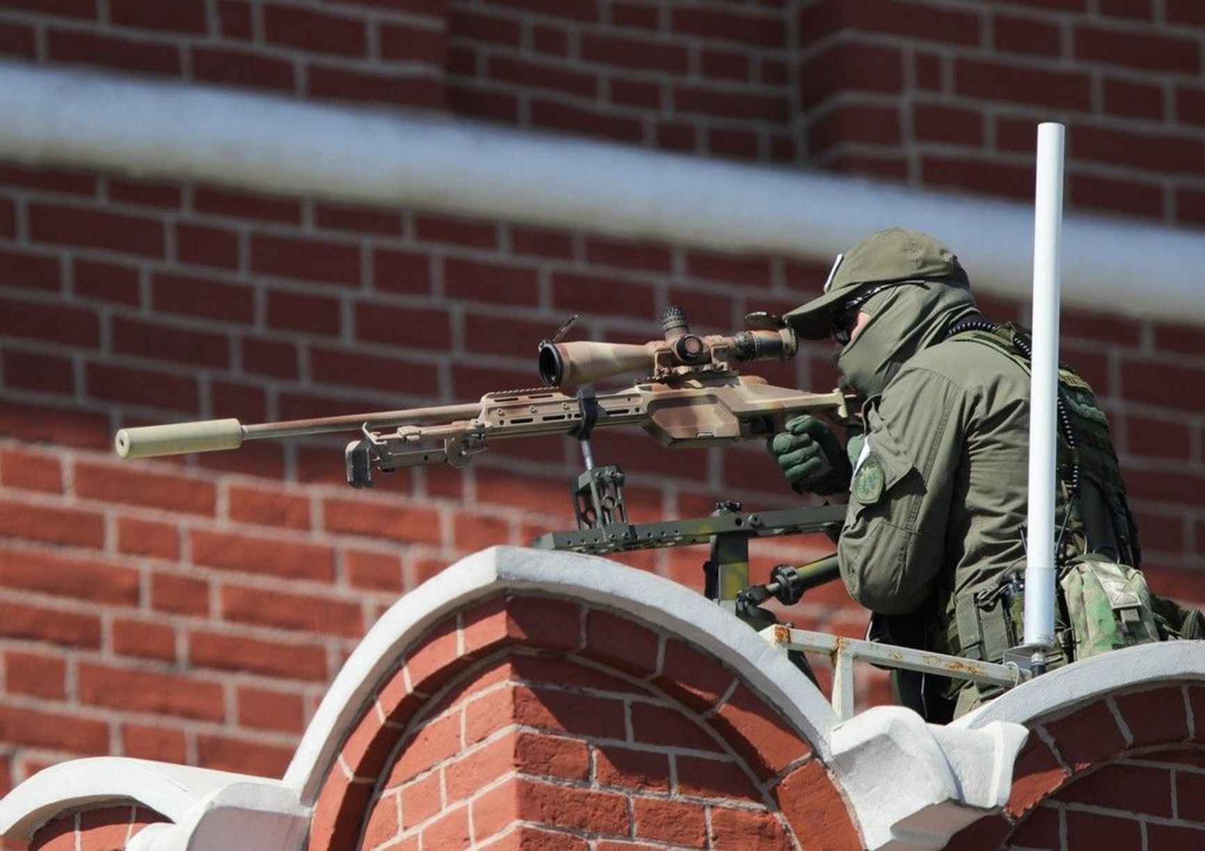An FSO sniper with a Steyr Mannlicher SSG 08 rifle on the walls of the Moscow Kremlin, May 2024