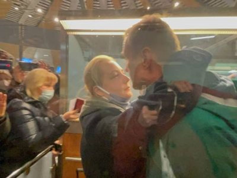 Навальный прощается с женой перед прохождением российской границы в аэропорту