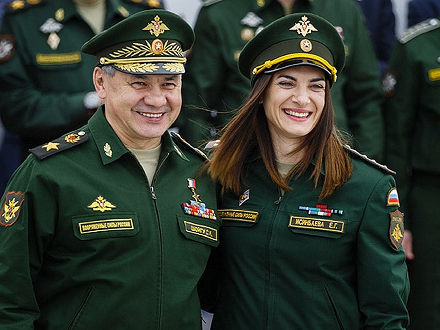 Елена Исинбаева получила погоны майора из рук министра обороны Сергея Шойгу