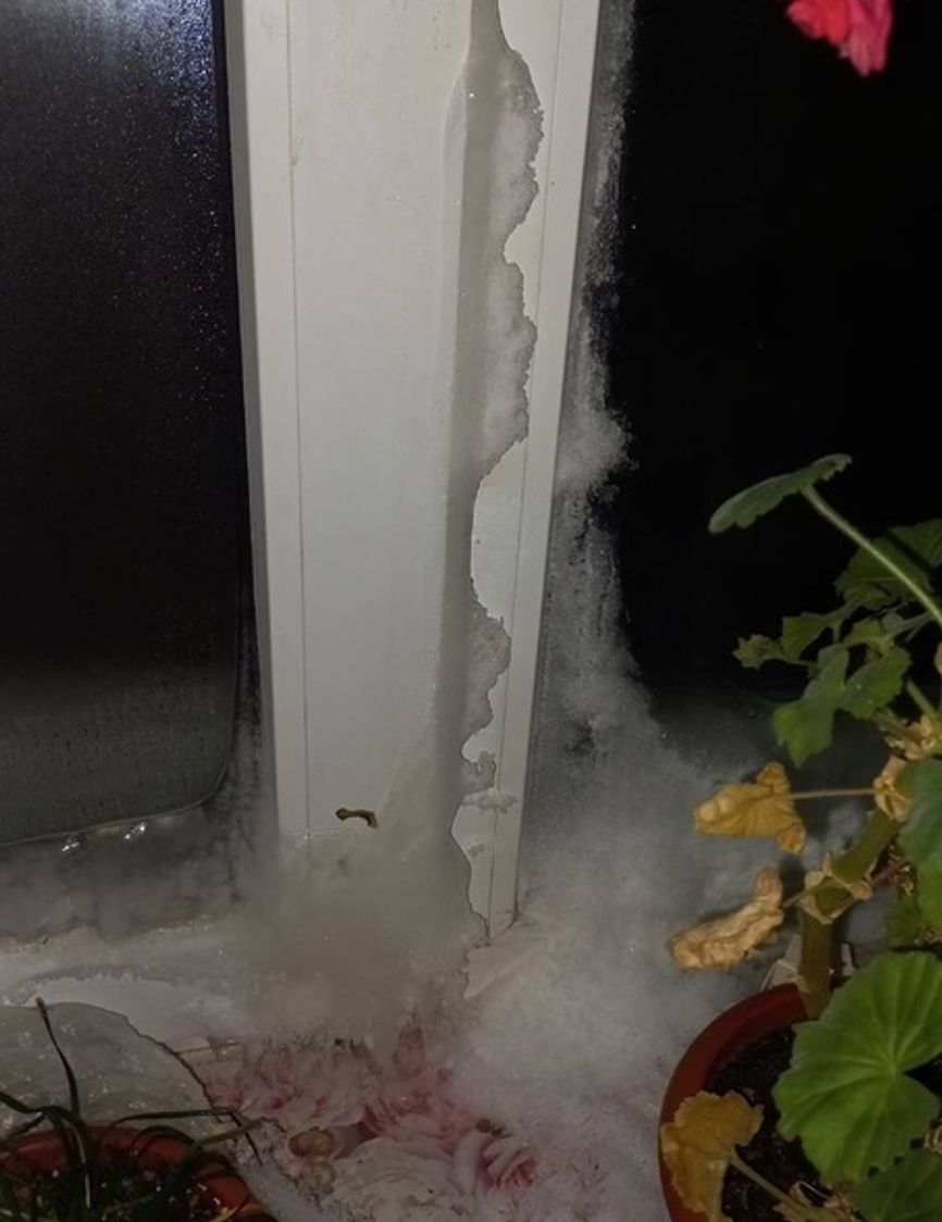 Покрытый льдом подоконник в квартире, Рыбинск