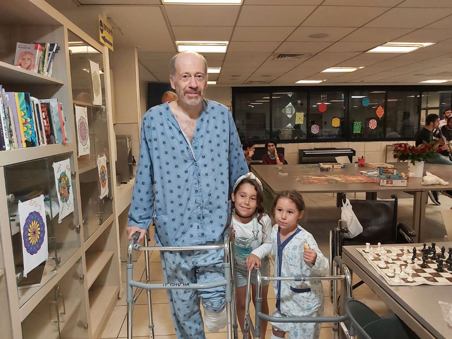 Йосеф с внучками с больнице