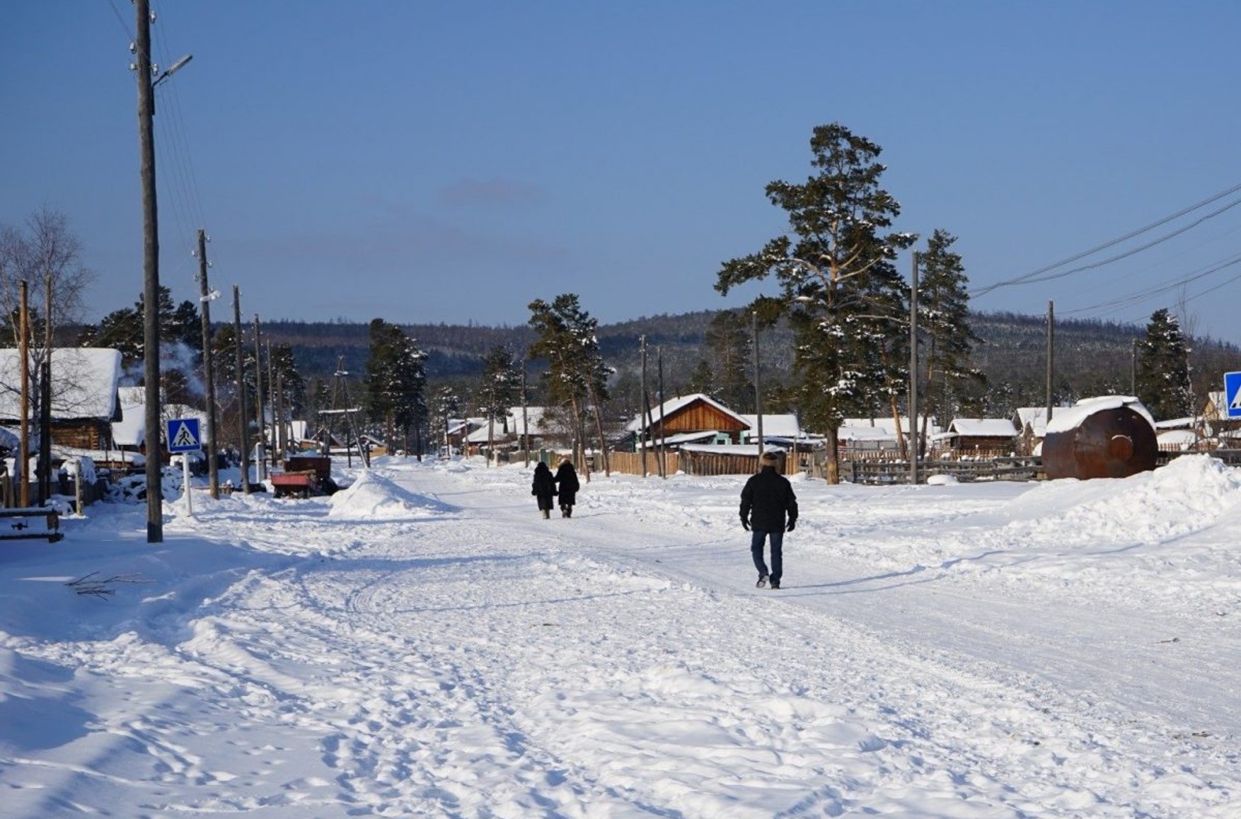 Деревни якутии. Якутская деревня. Якутская деревня зимой. Сёла в Якутии. Якутское село зимой.