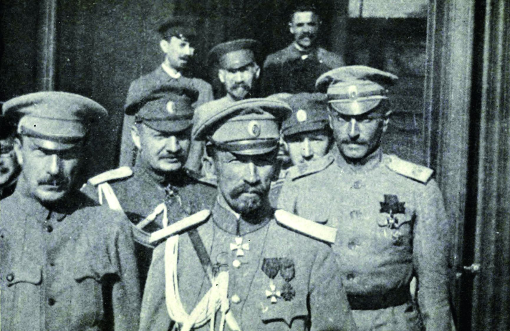Генерал Лавр Корнилов с офицерами штаба. 1917 г.