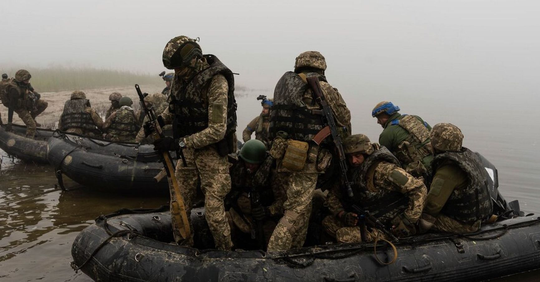 Ukrainian military personnel on the banks of the Dnieper River, October 2023