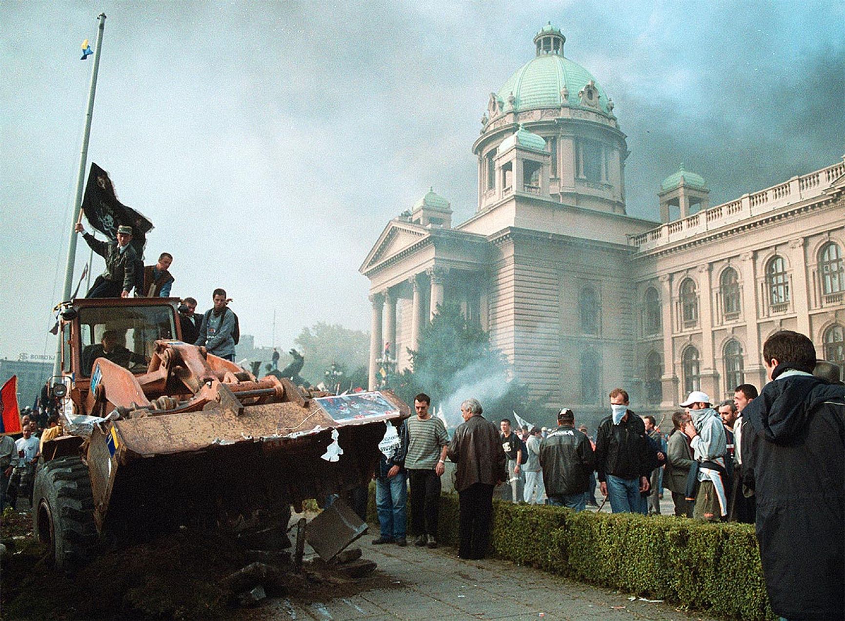 Протестующие на бульдозере напротив сербского парламента, 2000 год. 