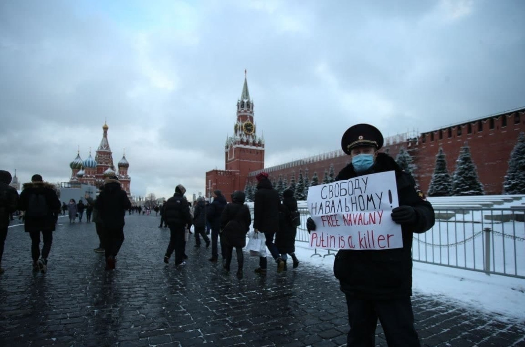 Свеча памяти алексею навальному. Пикет на красной площади. Протесты на красной площади.