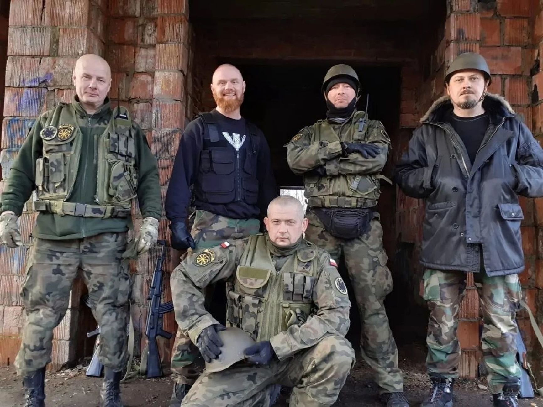 Members of the Polish neo-Nazi organization Zadruga (Fraternal Circle) - leader Artur Czmok (on the left) and former police officer Arvid Ploczewsky (below). For example, in this video, a fighter from the Rusich group and Yan Petrovsky (in the second row) send greetings to their Polish brothers, especially those from Krakow, from a seized building in Ukraine