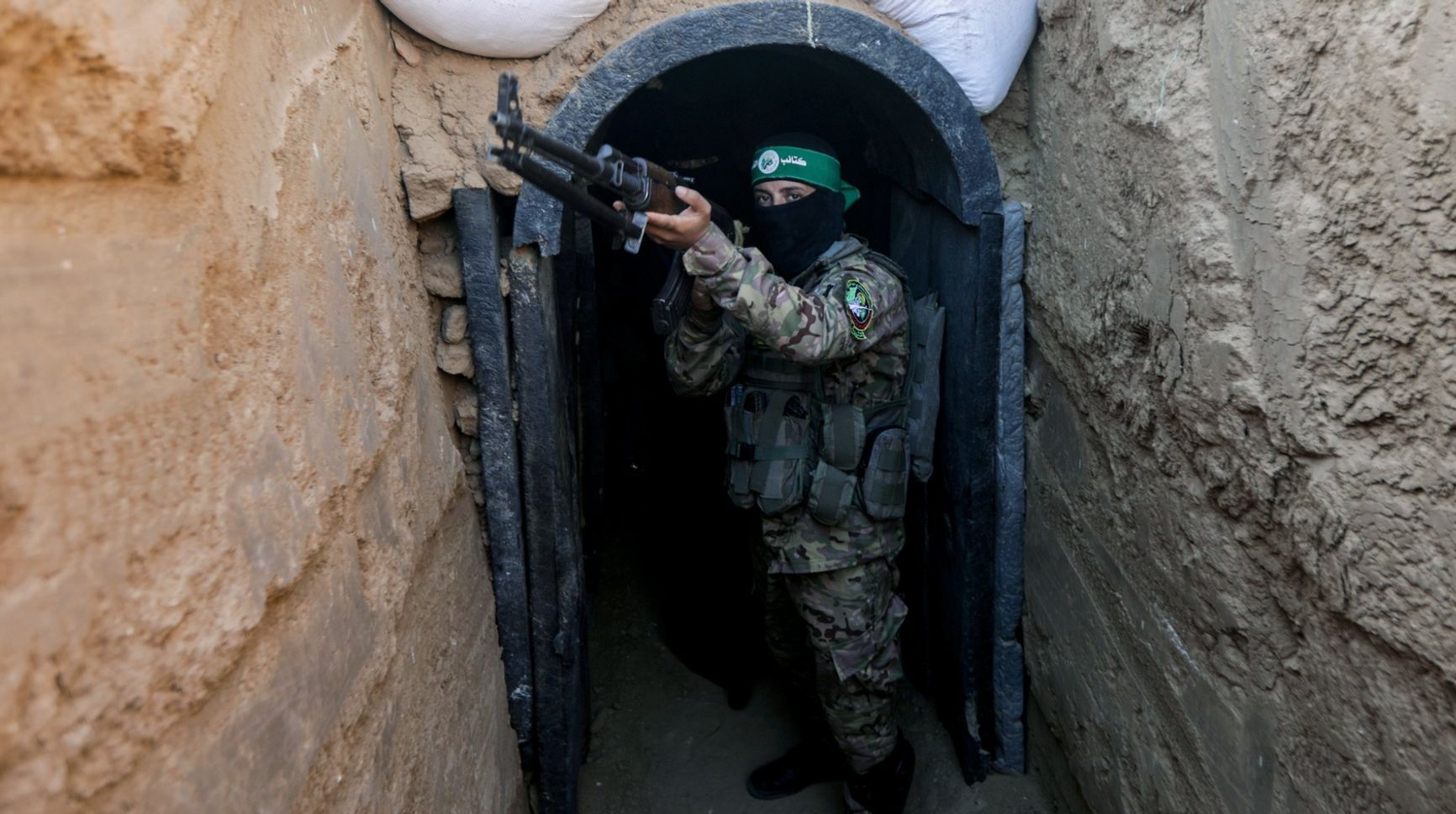 Палестинский боец на входе в один из туннелей в секторе Газа