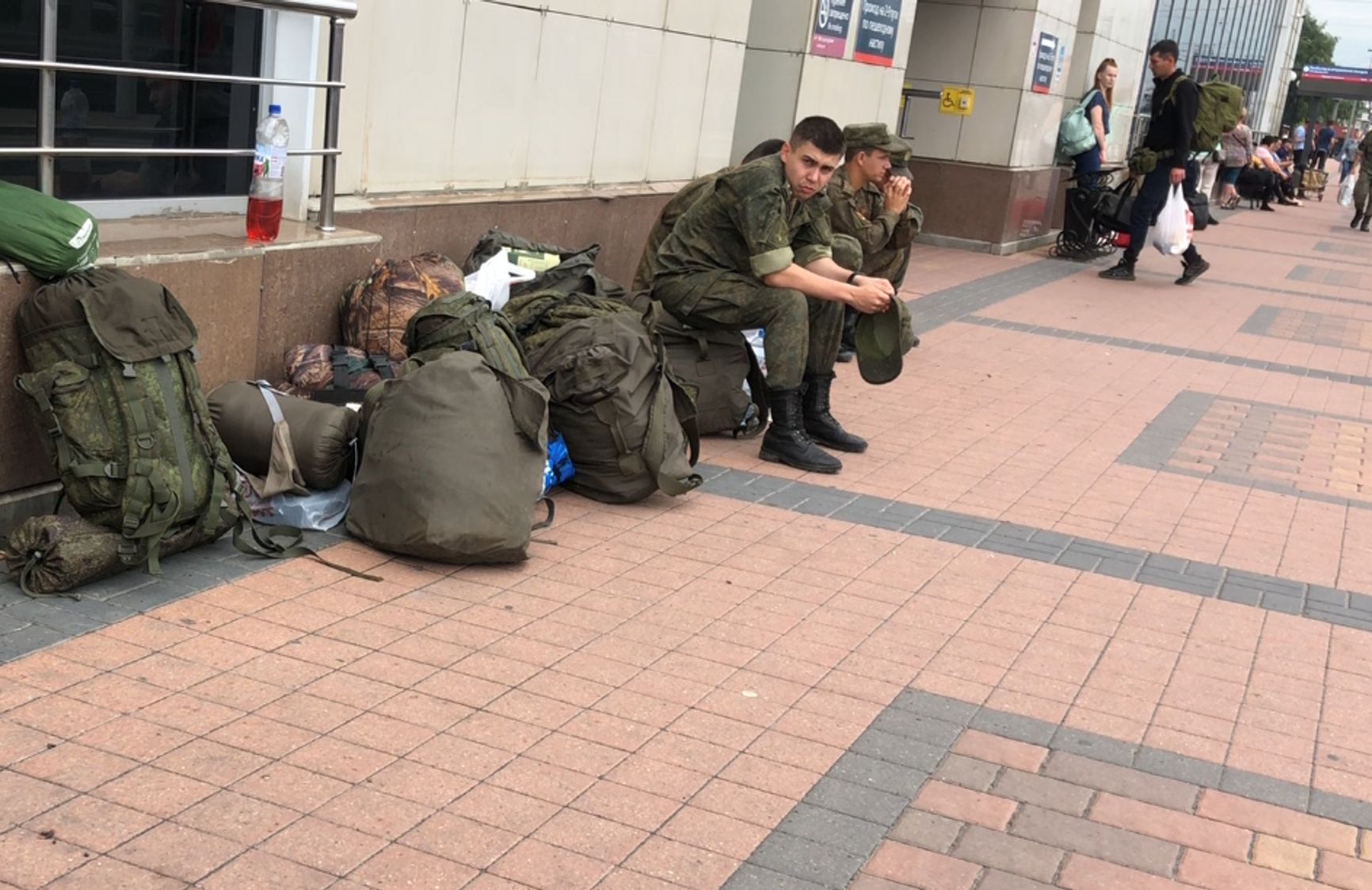  Военные на вокзале Белгорода