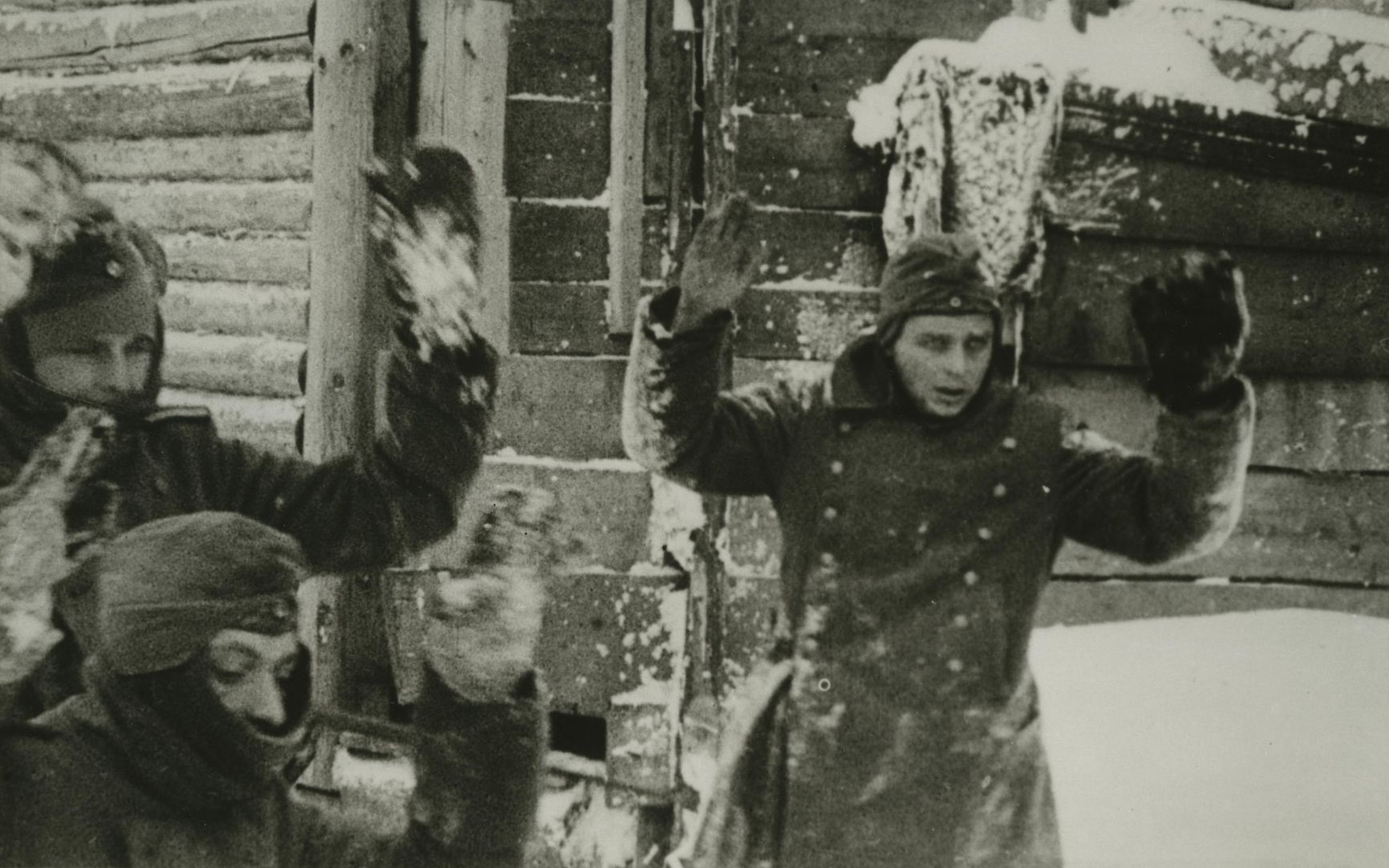Замерзающие немецкие солдаты сдаются под Москвой