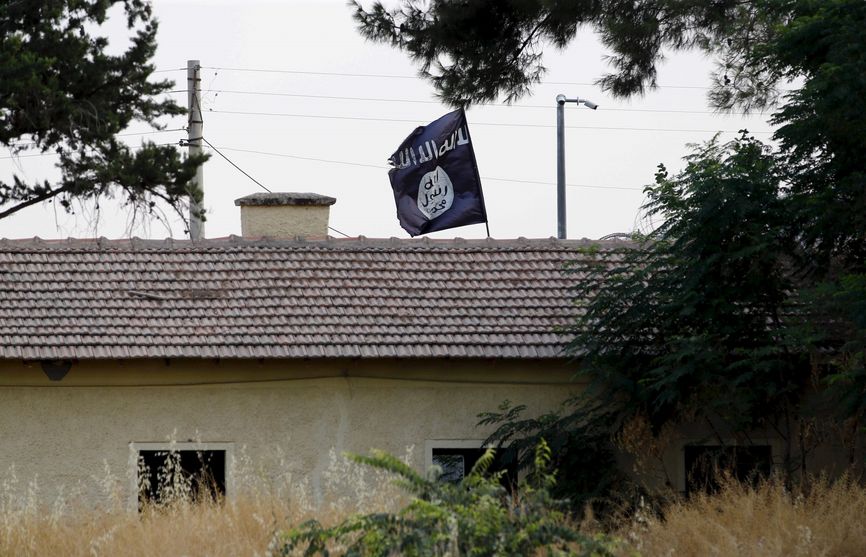 Флаг Исламского государства над таможней сирийского погранпункта Джараблус, 1 августа 2015 года.