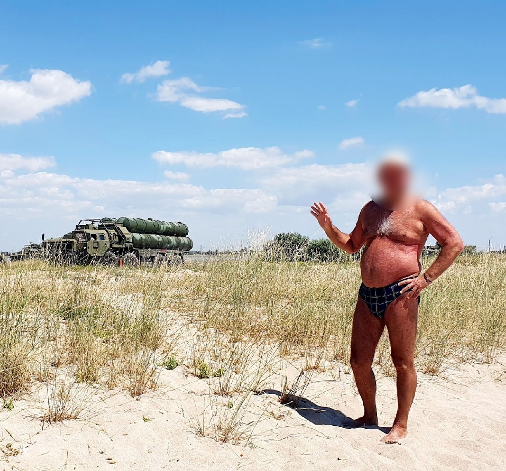 Турист в Крыму на фоне пусковых установок комплекса С-400, лето 2022 года.