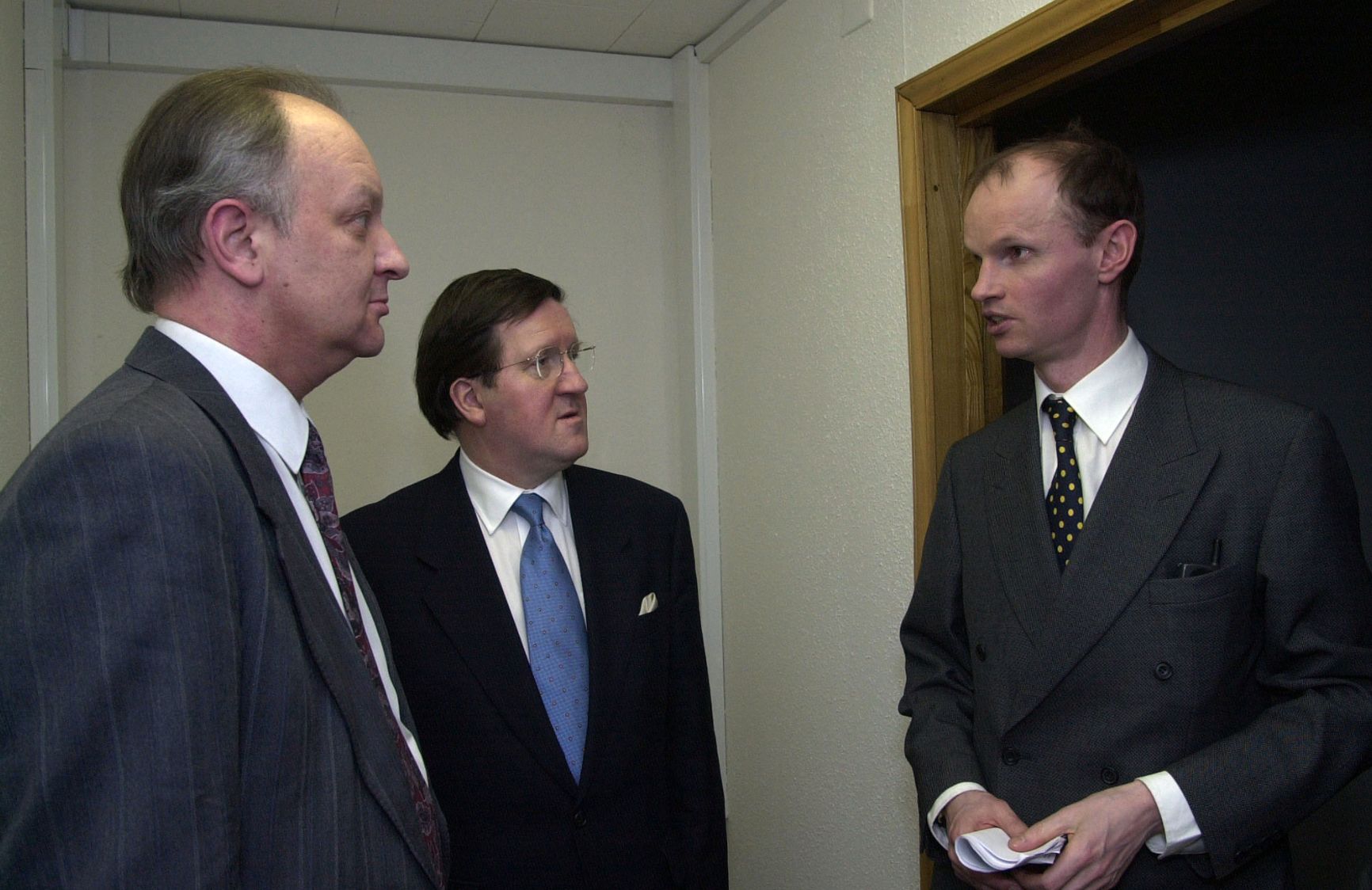 Слева направо: заместитель министра иностранных дел России Евгений Гусаров, генеральный секретарь НАТО лорд Робертсон и Джон Лаф, сотрудник отдела по внешним связям НАТО. 2001 год.