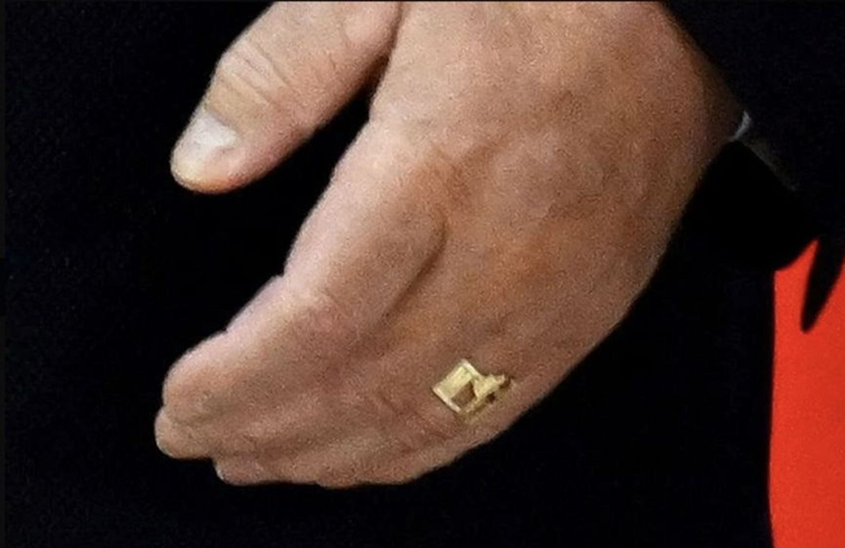 Kommersant published a photo of the ring on Alexander Lukashenko's hand