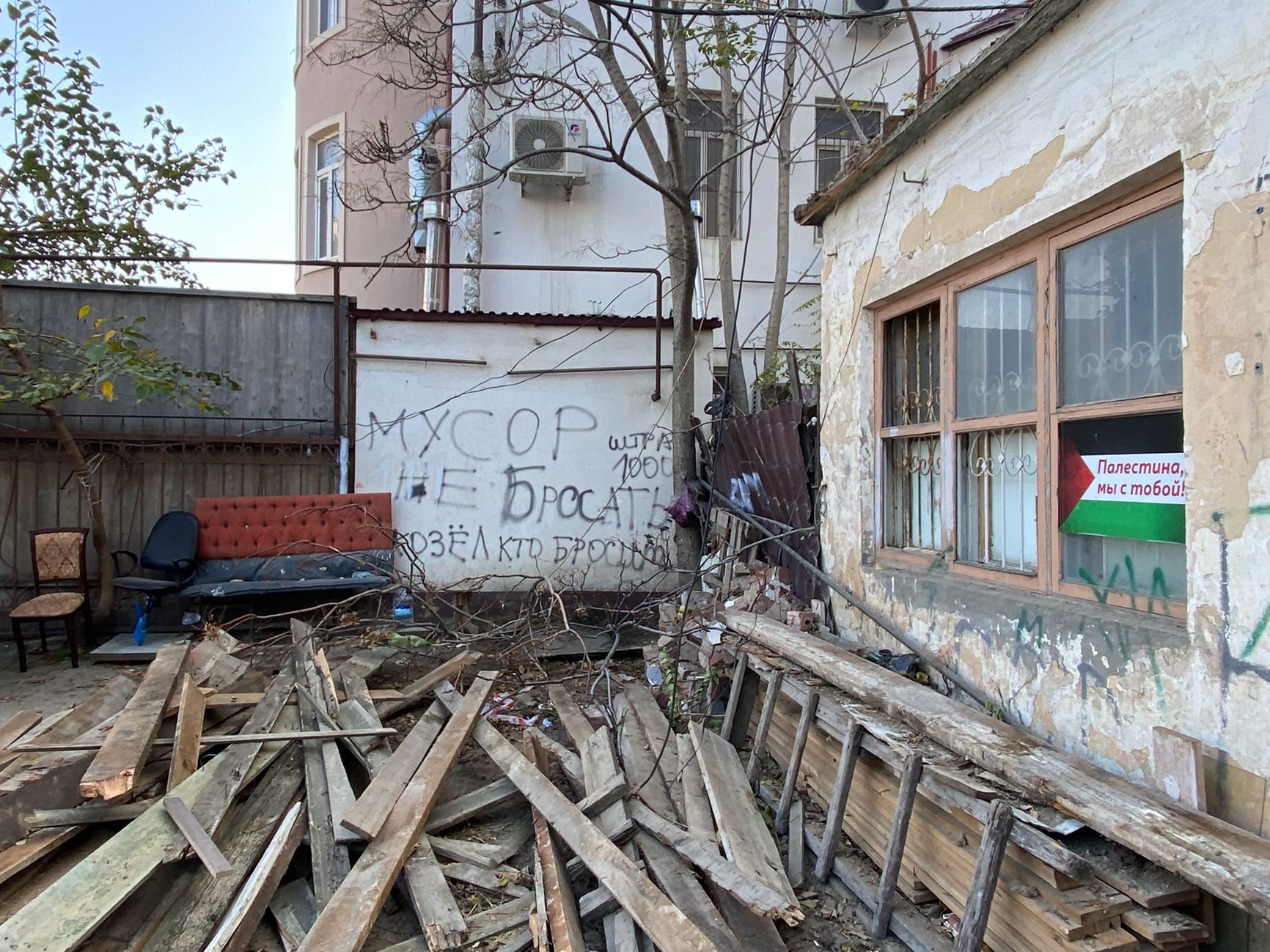 A poster in support of Palestine in a courtyard on Gamidov Avenue, Makhachkala