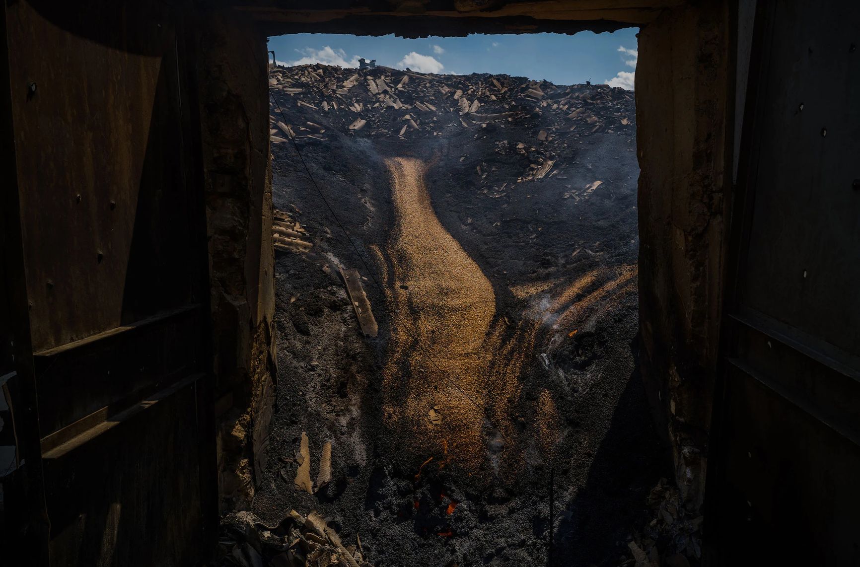 Взорванный зерновой бункер, внутри которого все еще горит зерно, Заселье, Николаевская область, 16 июля