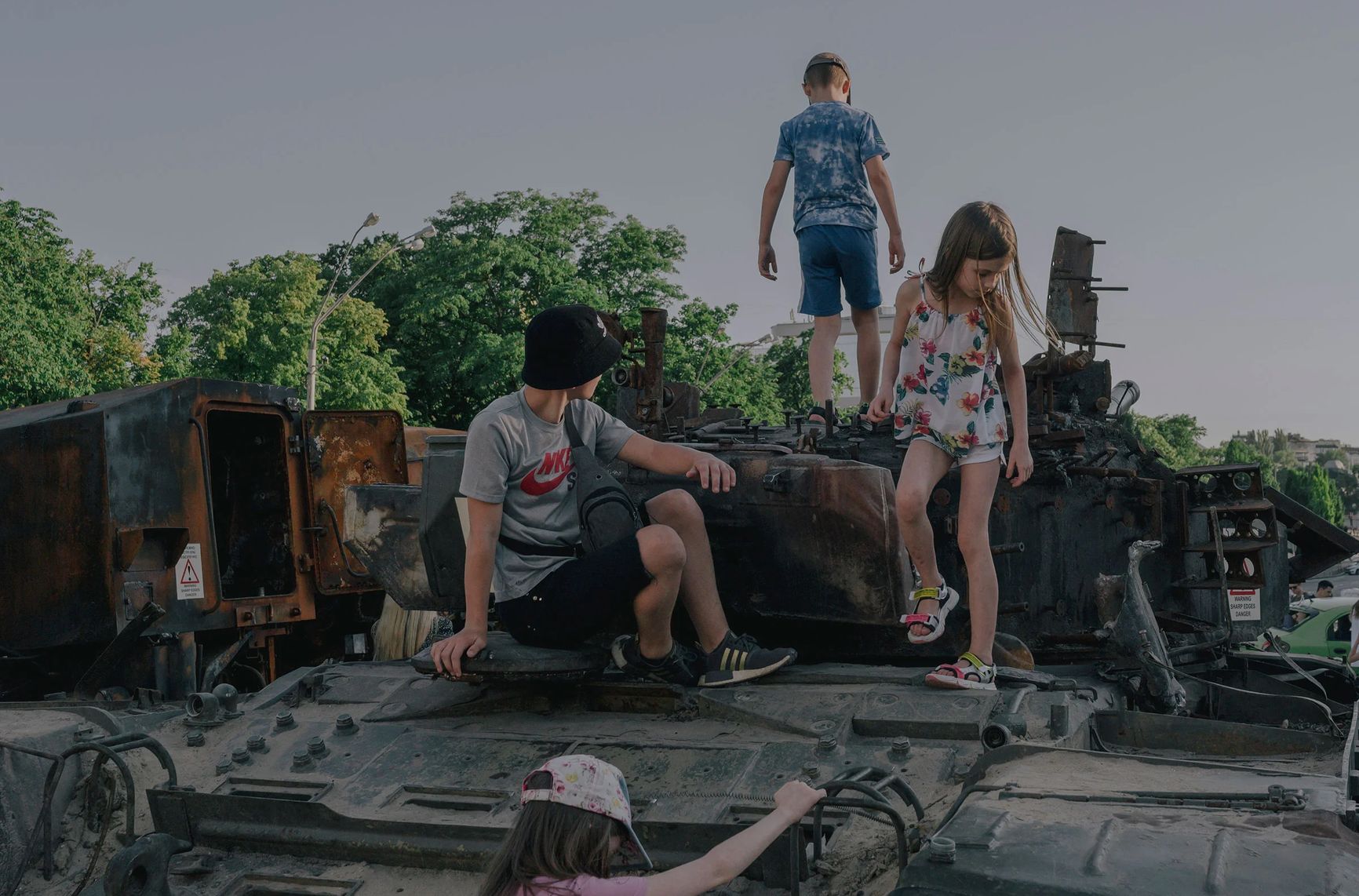 Дети играют на уничтоженной российской военной технике перед Михайловским монастырем в Киеве, Украина, 12 июня