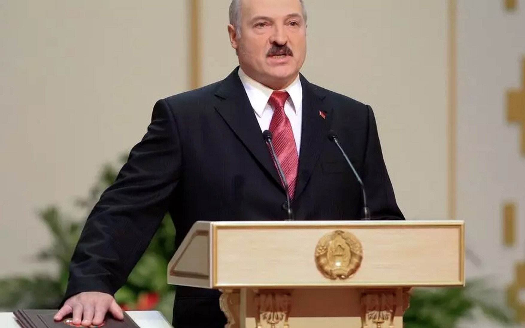 Политической жизни беларуси. Лукашенко на фоне флага. Лукашенко в военной форме за трибуной. Лукашенко на кухне.