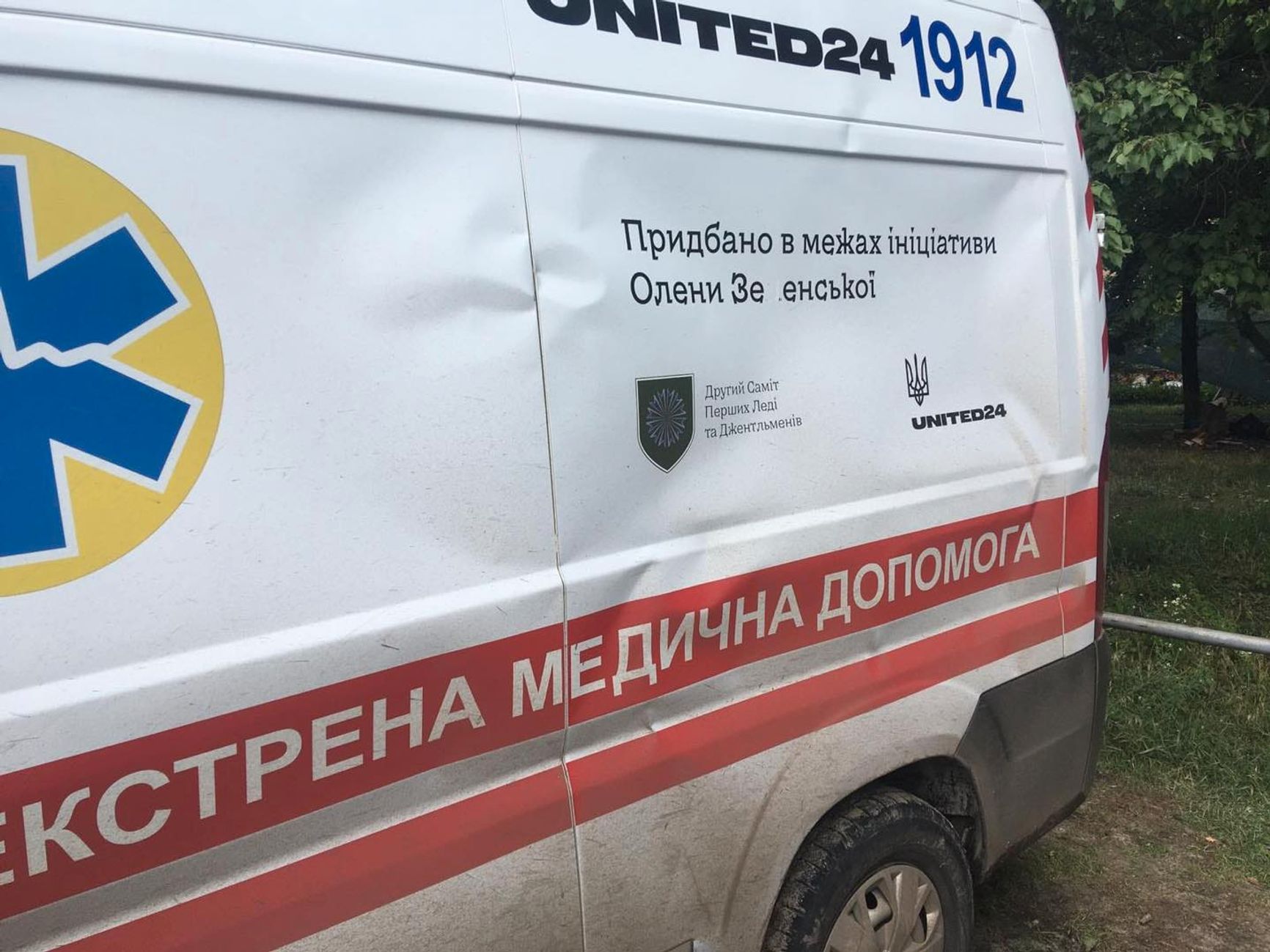Последствия обстрела автомобиля скорой помощи в Харьковской области