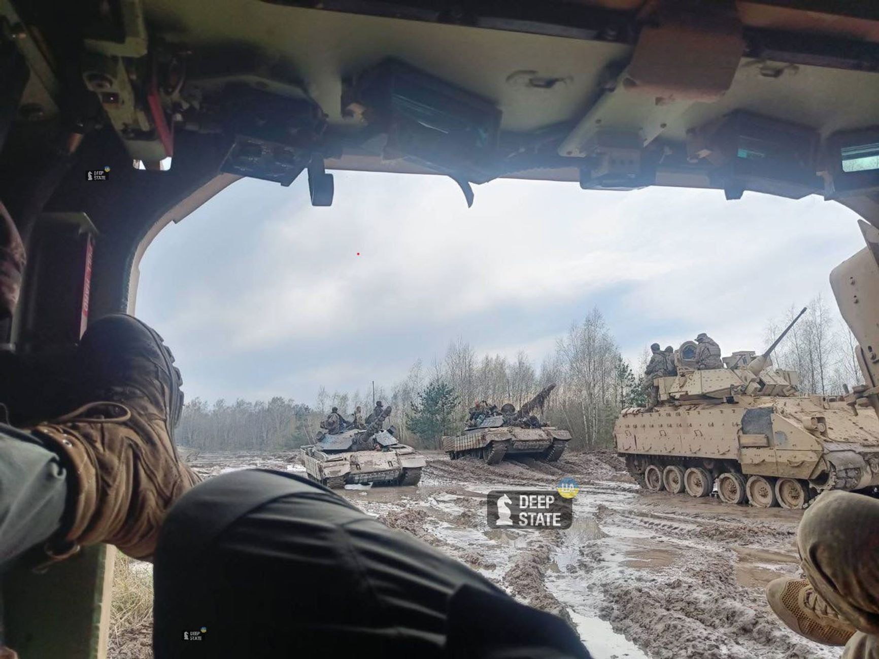 M-55S и M2 Bradley на учебном полигоне где-то в Украине