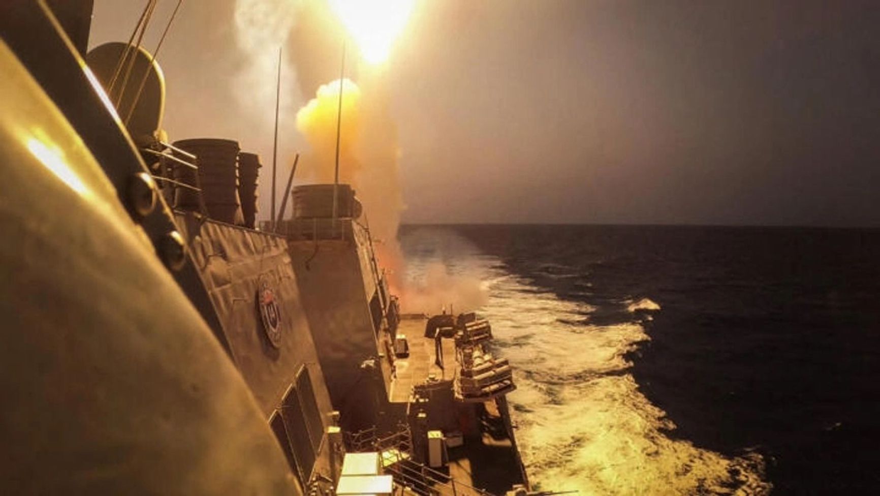 Ракетный эсминец класса "Арли Берк" USS Carney (DDG 64) в Красном море 19 октября 2023 года