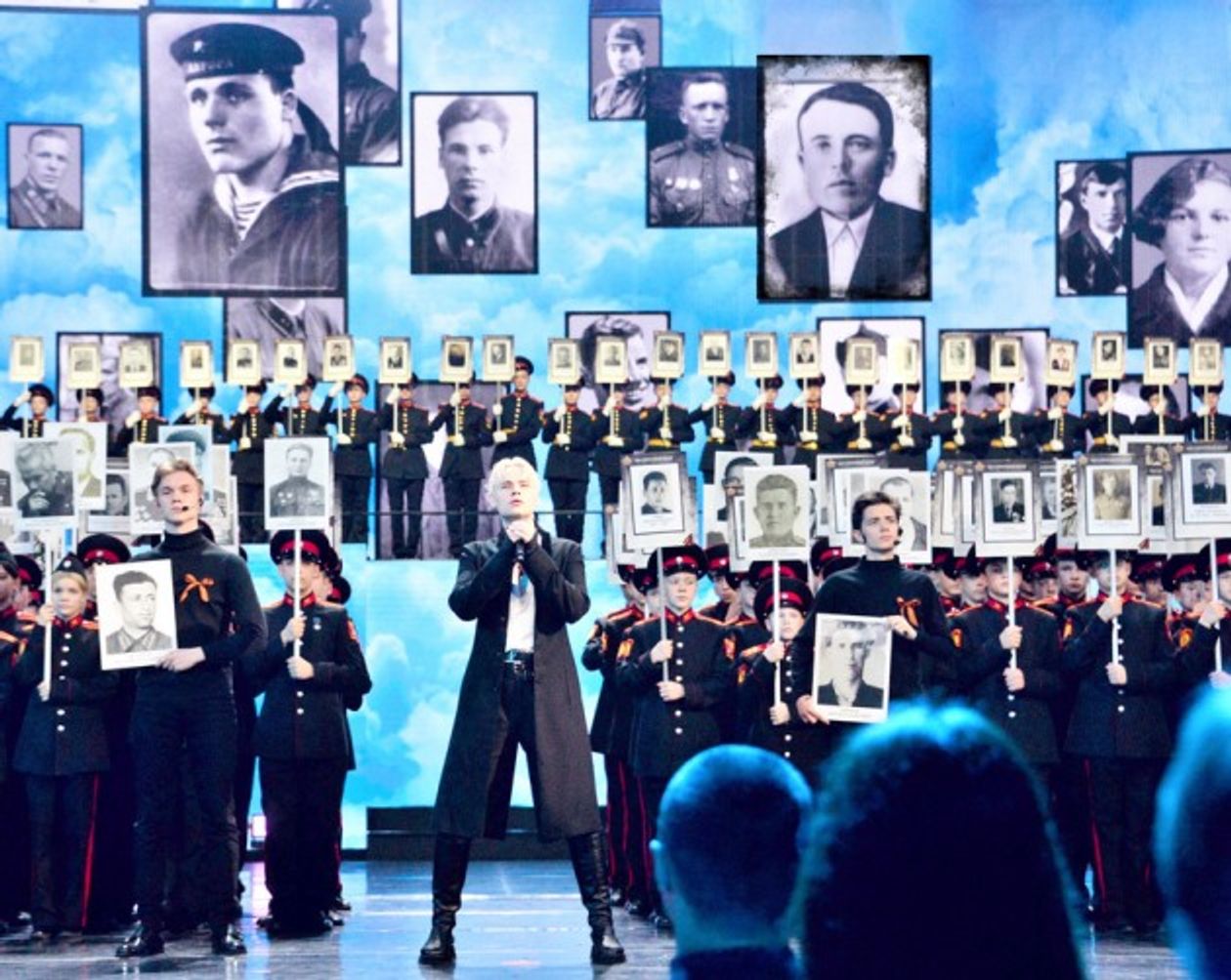 Shaman исполняет песню «Встанем» на концерте в Кремле
