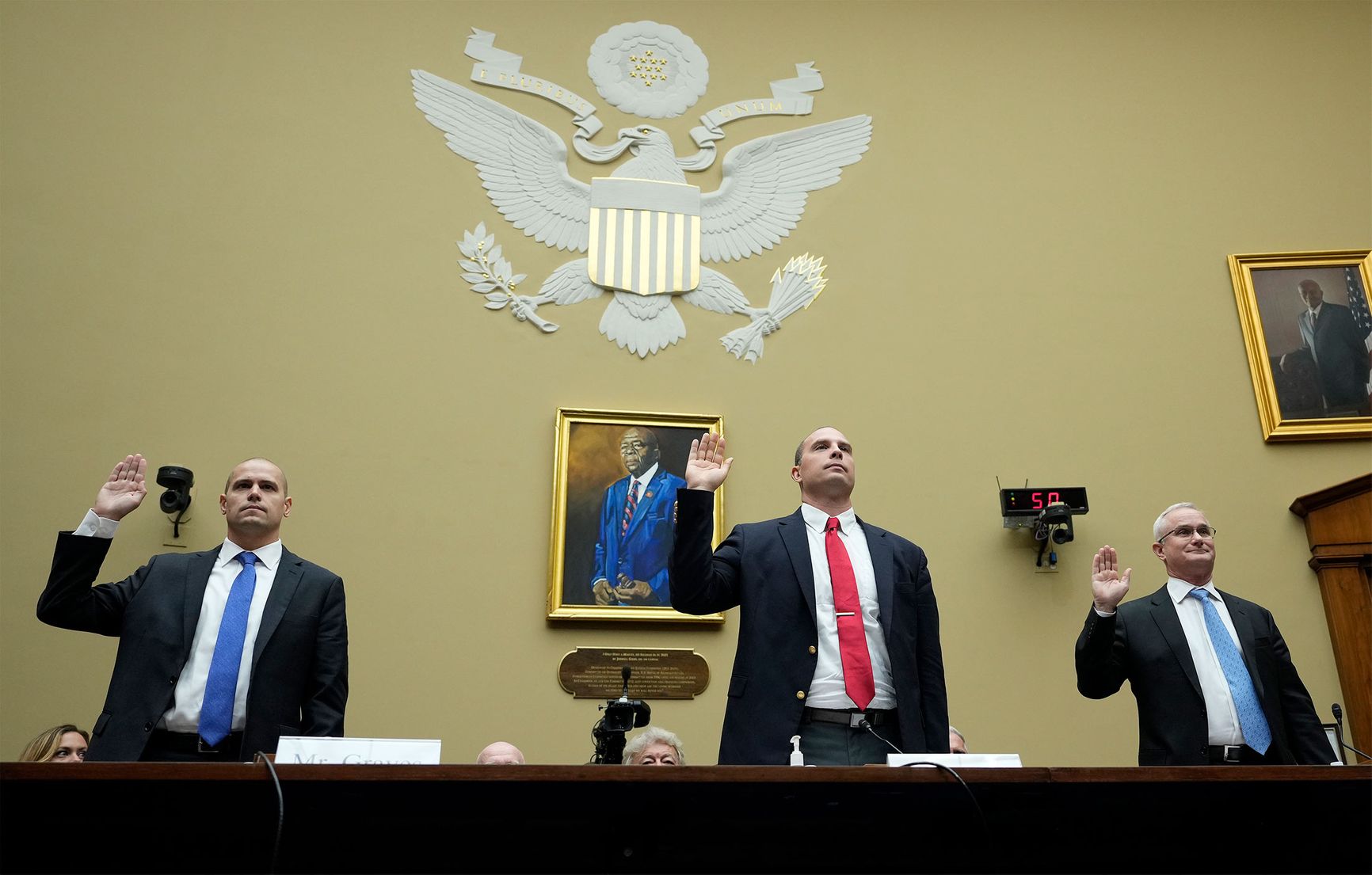 Райан Грейвс, Дэвид Груш и Дэвид Фравор во время слушаний в Палате представителей в Вашингтоне, округ Колумбия 