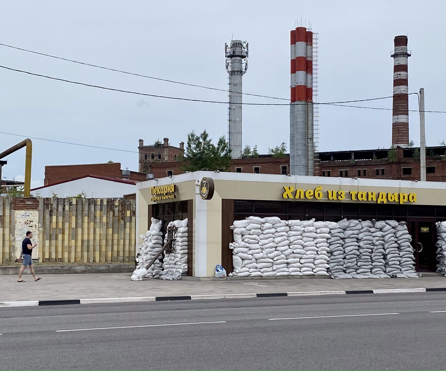 Attempts to save a building in Shebekino with sandbags