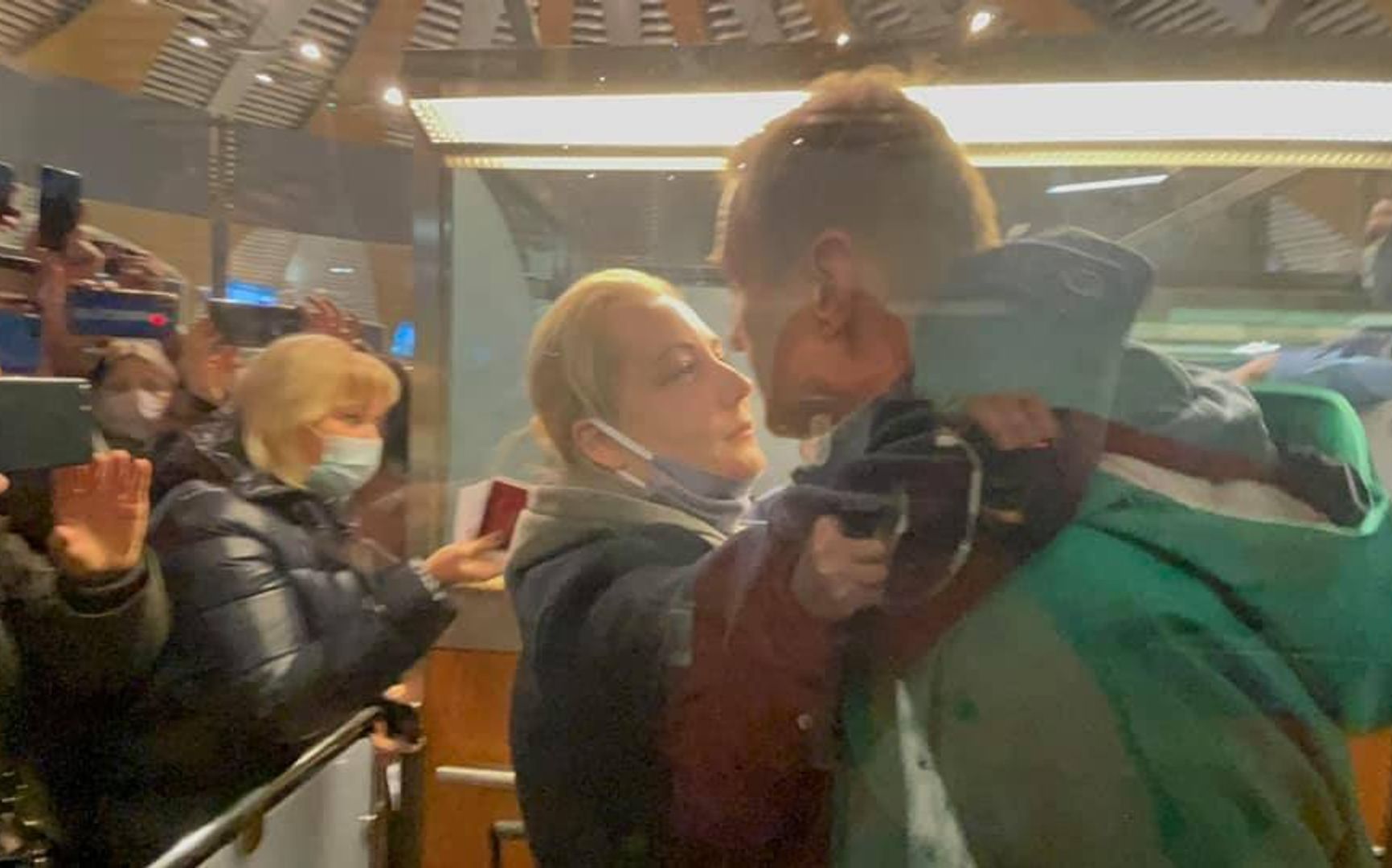 Алексей Навальный в Шереметьево прощается с женой. Ео арестовали прямо на паспортном контроле, не пустив с ним адвоката