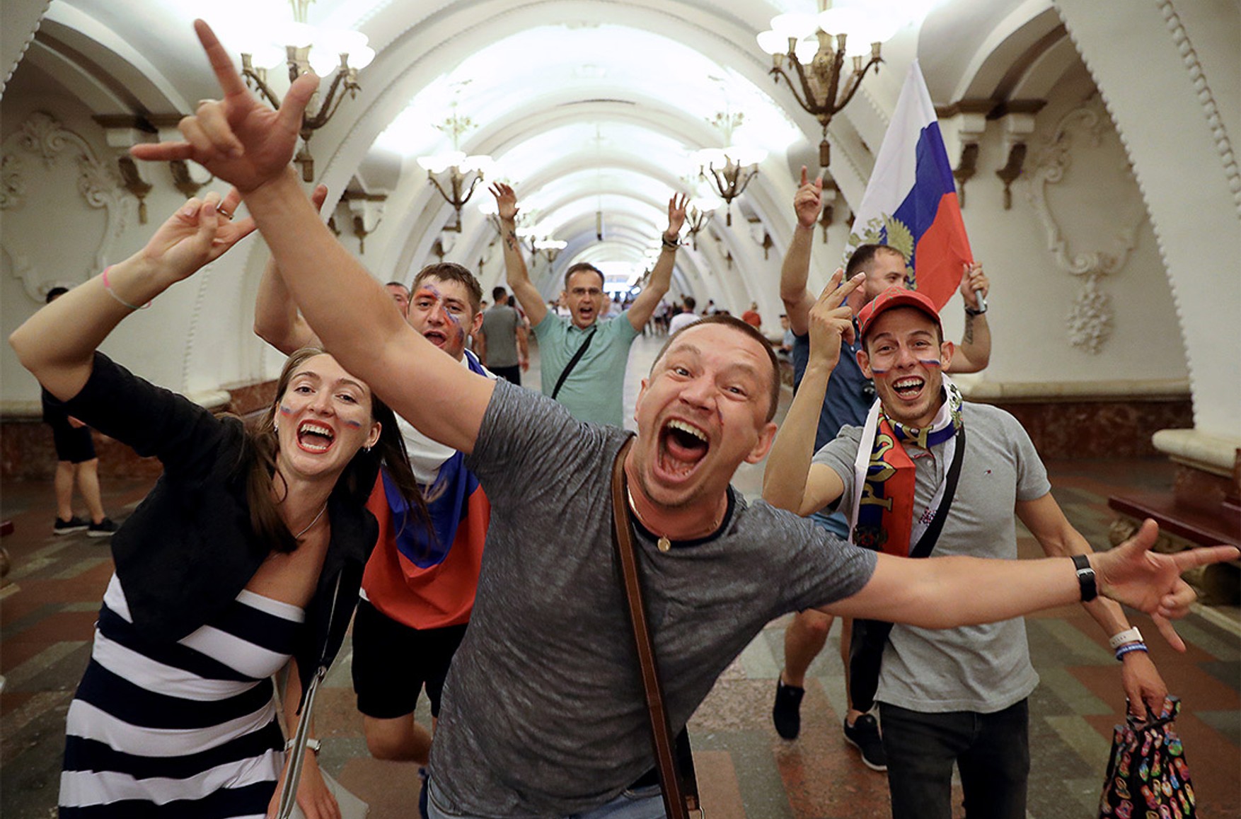 Основная мысль когда люди радуются. Россияне радуются. Счастливые россияне. Всеобщее ликование. Человек радуется.