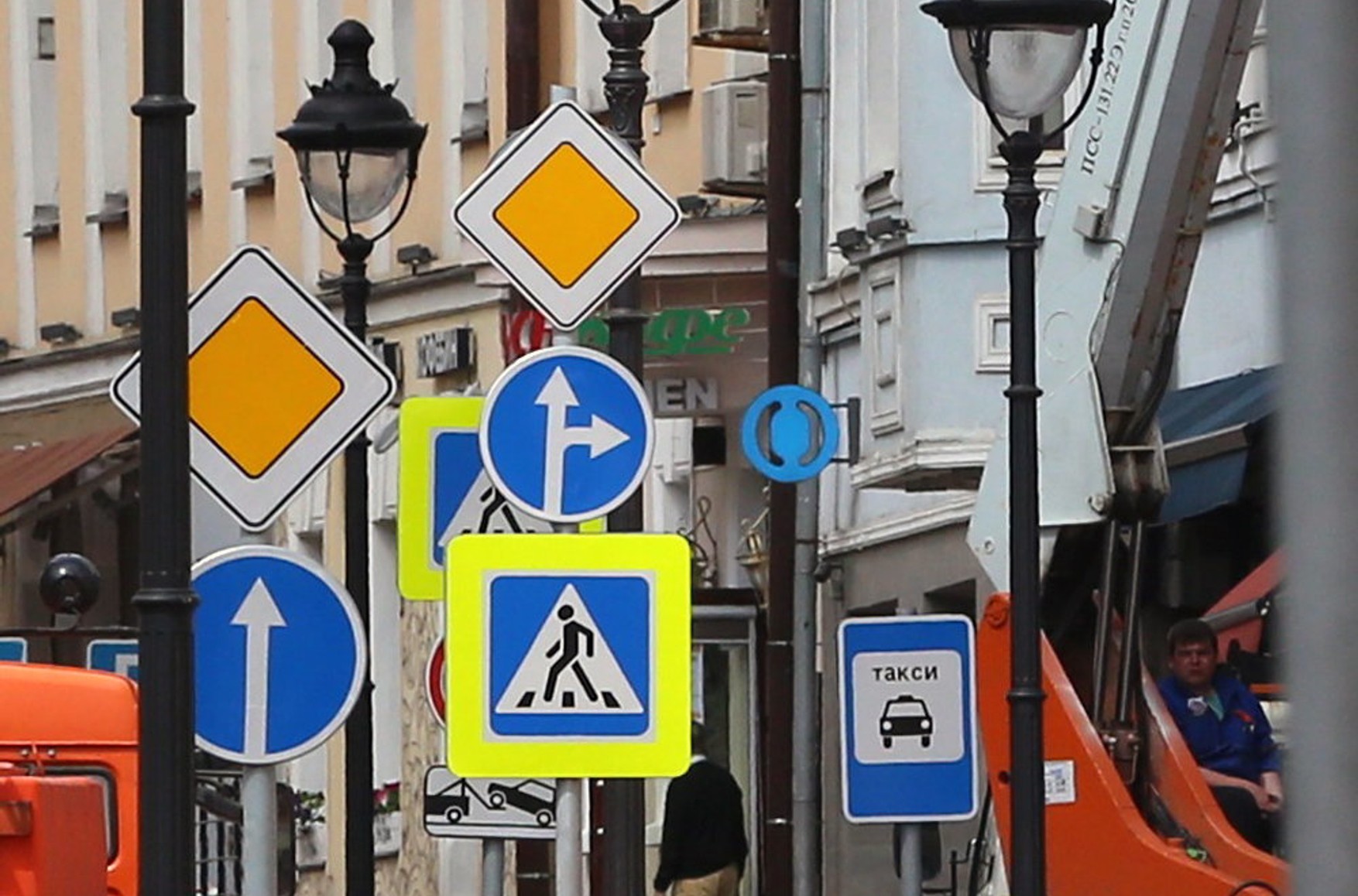 Дорожные знаки на улицах города