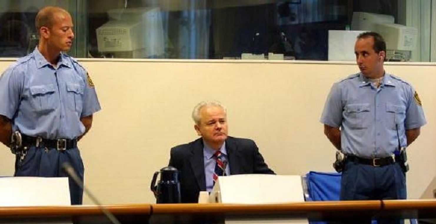 Слободан Милошевич на скамье подсудимых
