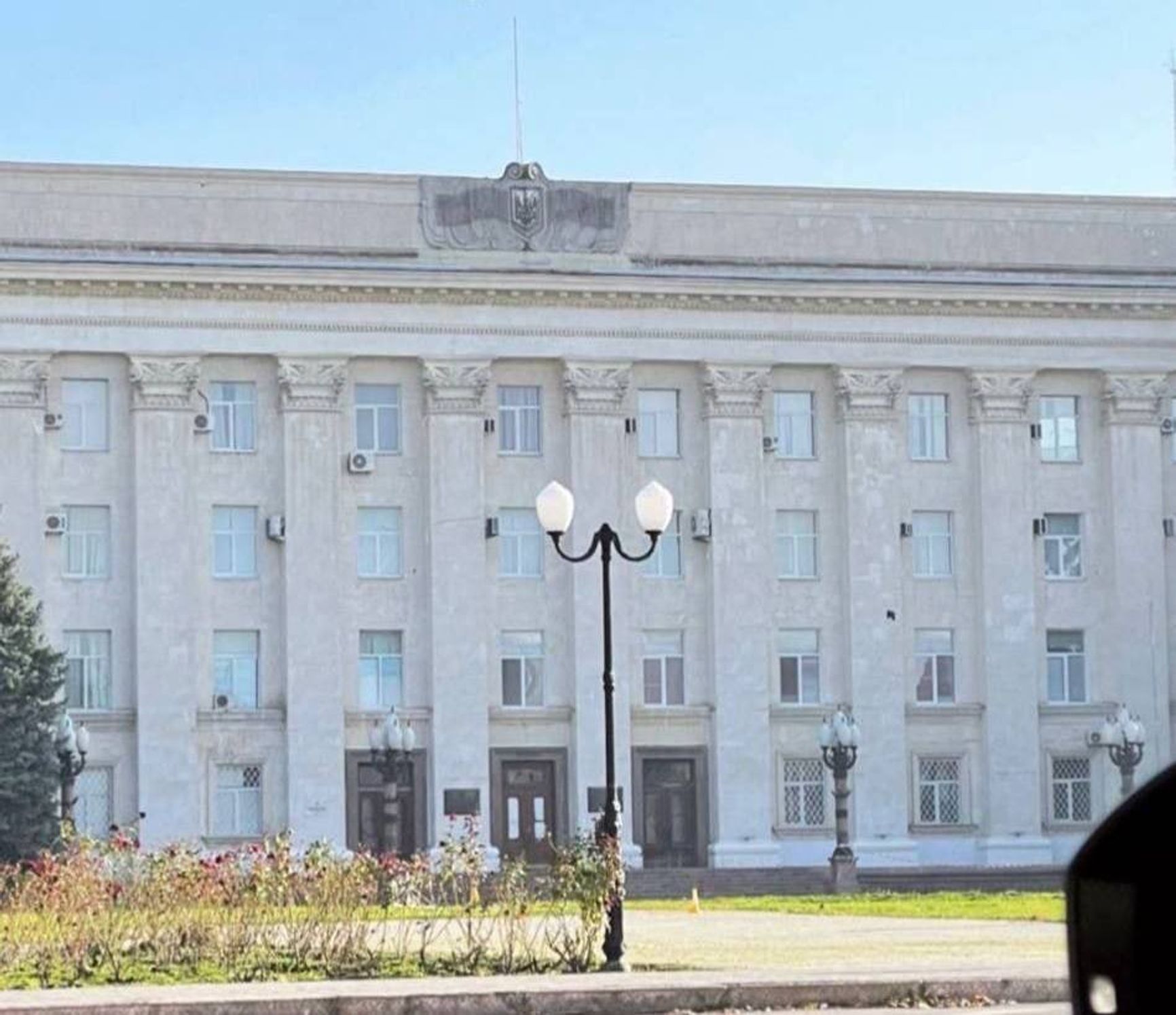 Со здания херсонской администрации убрали российский флаг