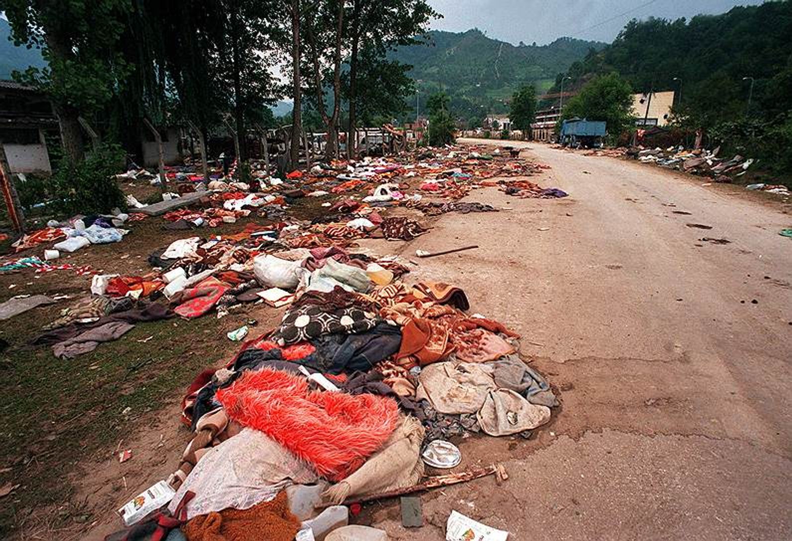 В ходе вторжения в Сребреницу боснийские сербы убили около 8 тысяч мужчин и мальчиков из мусульманских семей, 1995 год. 