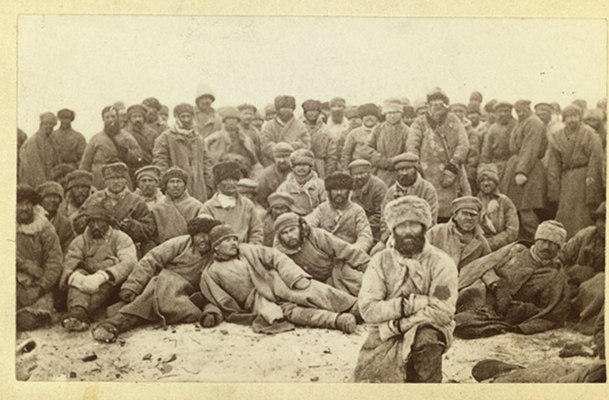 Группа арестантов-каторжан на Сибирском тракте. XIX век.