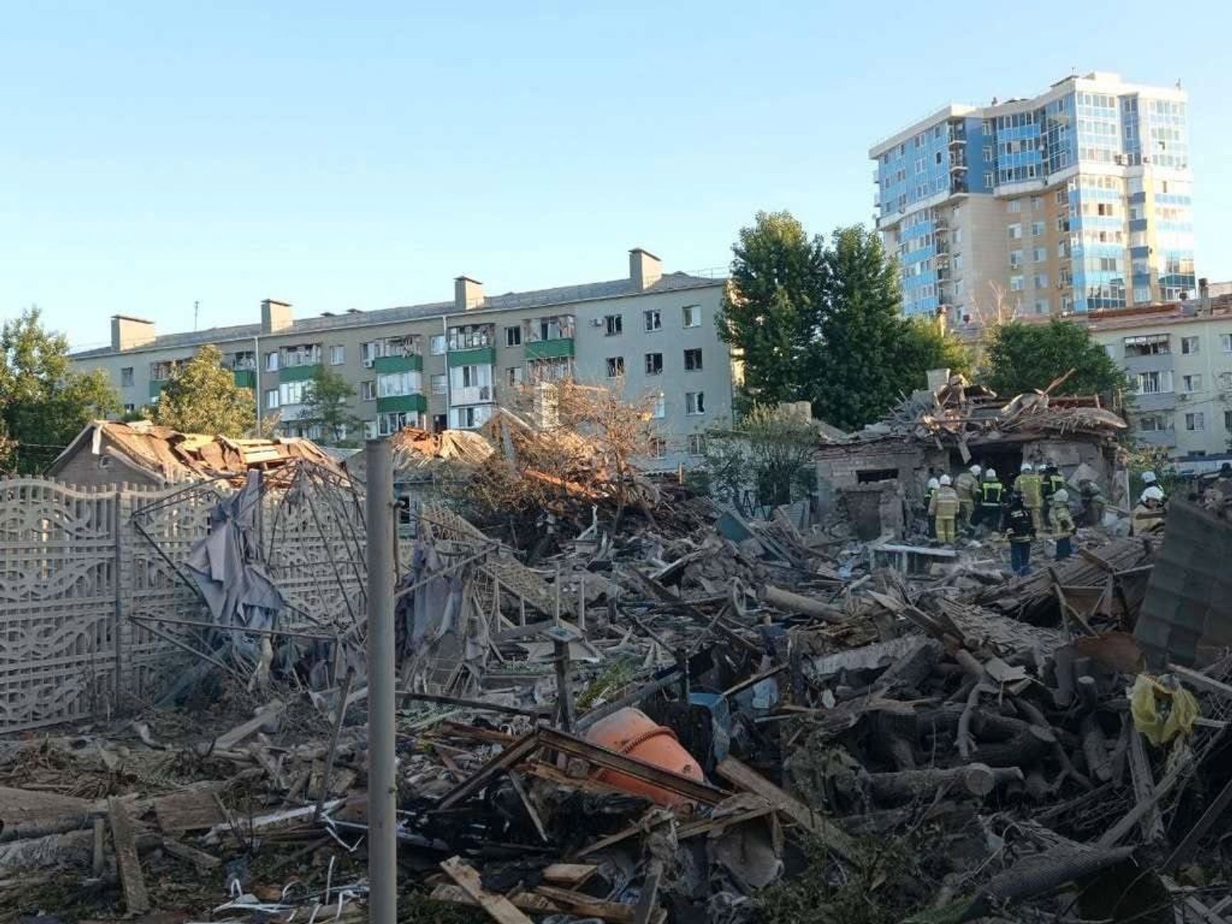 Разбор завалов разрушенного дома на улице Маяковского в Белгороде