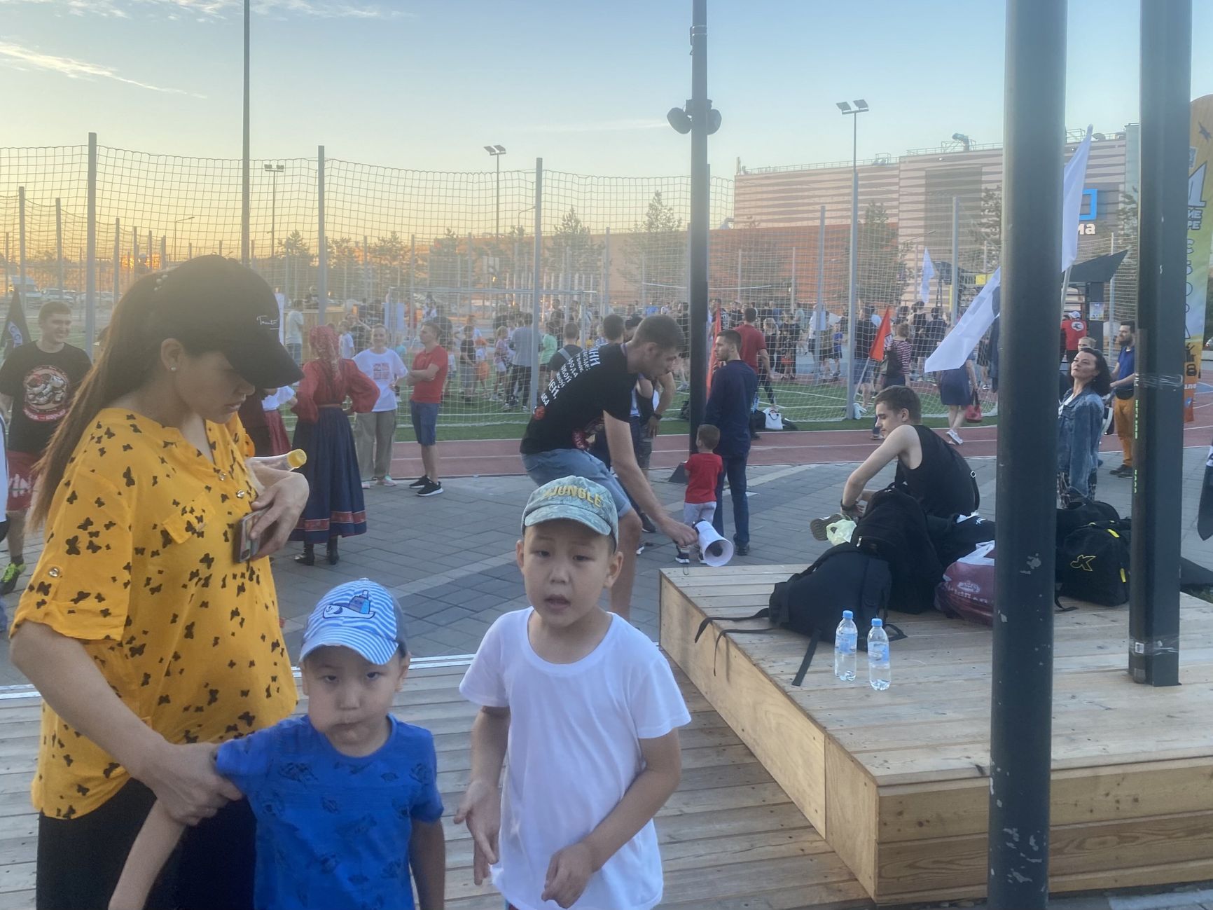 Женщина уводит детей с мероприятия русских националистов