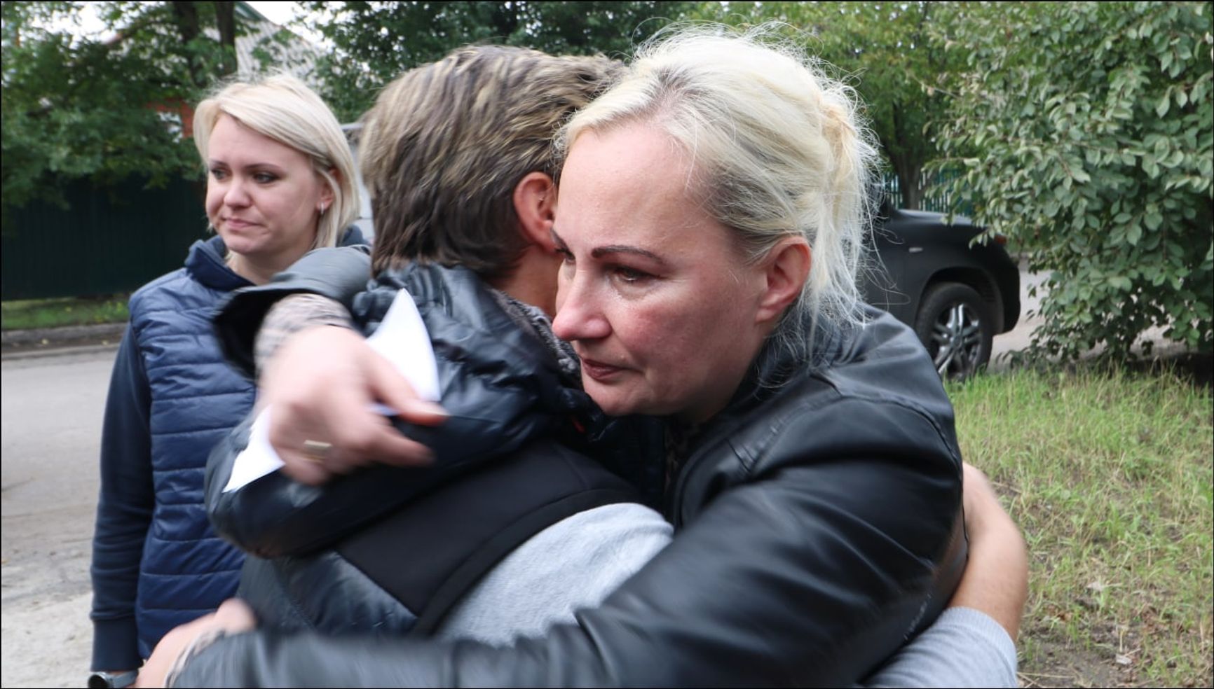 Килинц и Колбасникова обнимаются в окружении активистов ОНФ