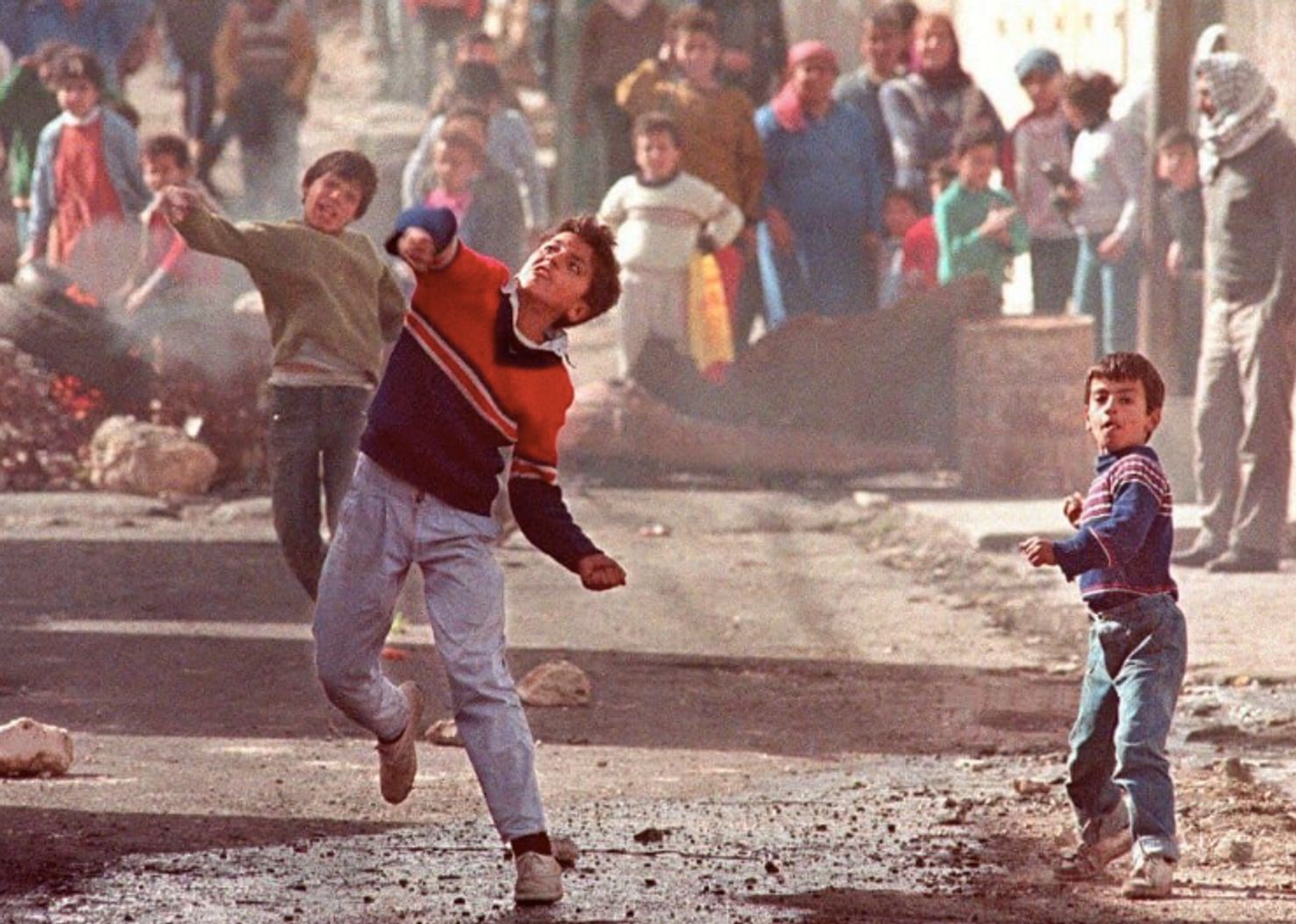 Палестинские дети бросают камни в израильских военных