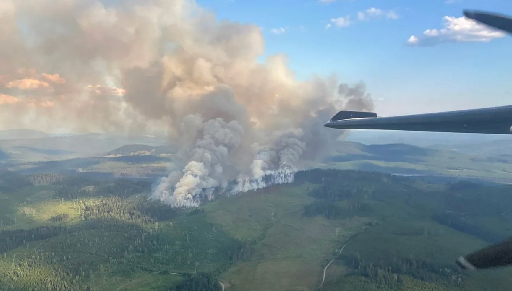 Самолет над лесными пожарами недалеко от Керсли, Британская Колумбия, Канада