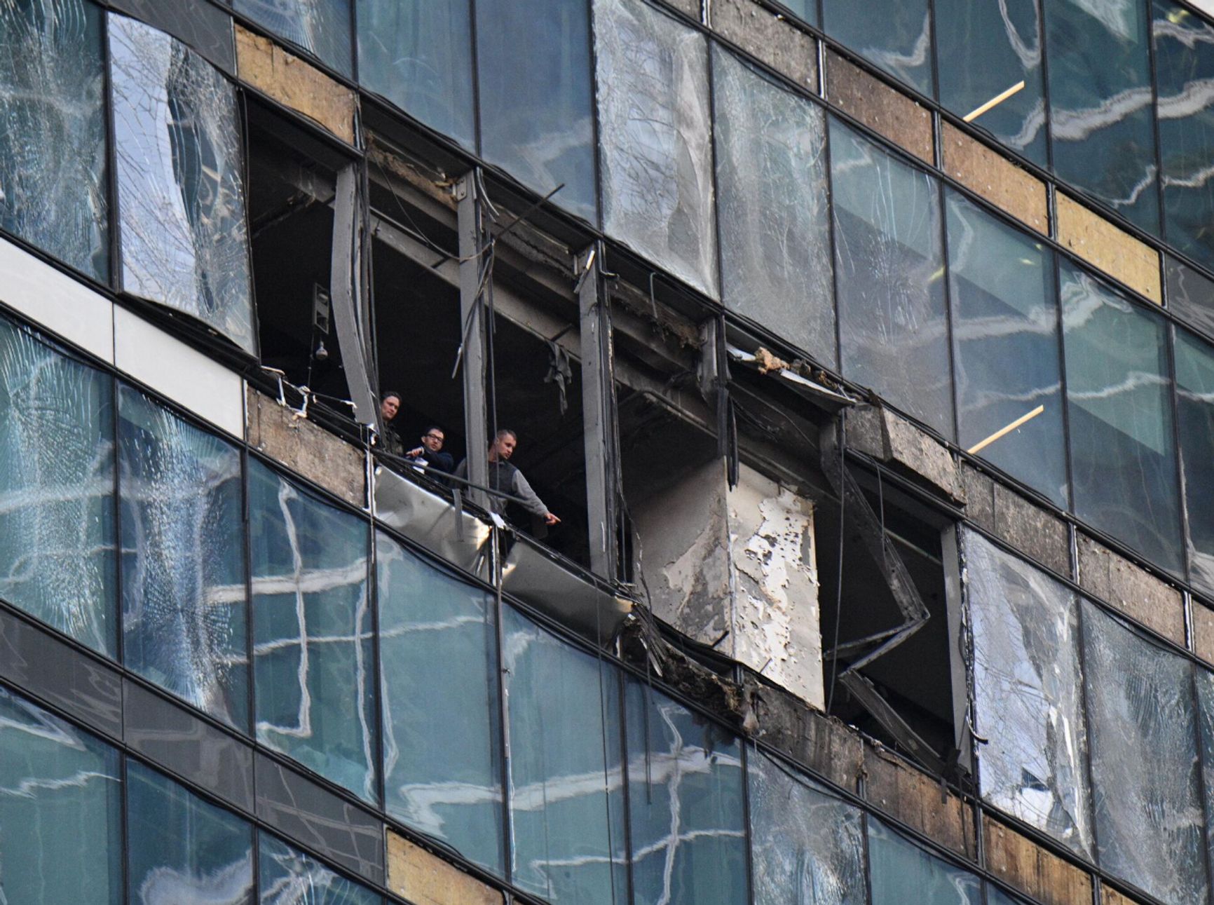 Последствия прилета дрона-камикадзе в башню «IQ-квартал» в Москва-Сити