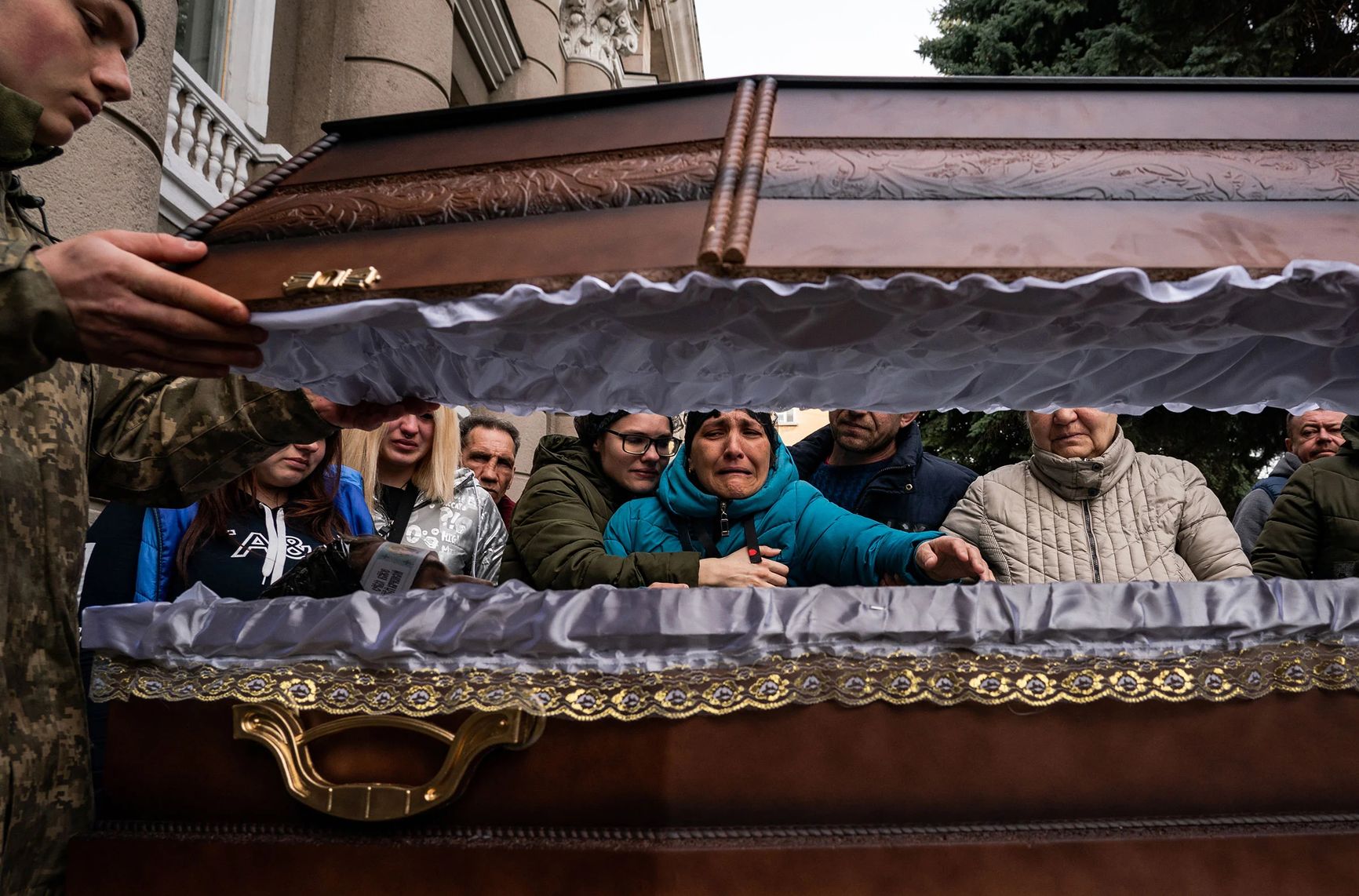 Семья украинского солдата Ивана Липского скорбит у его гроба в Одессе, Украина, 29 марта. Липский был убит в Николаеве 18 марта во время авиаудара российской авиации по 36-й бригаде морской пехоты Украины, погибло более 40 украинских солдат